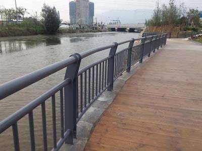 桥梁护栏的运用